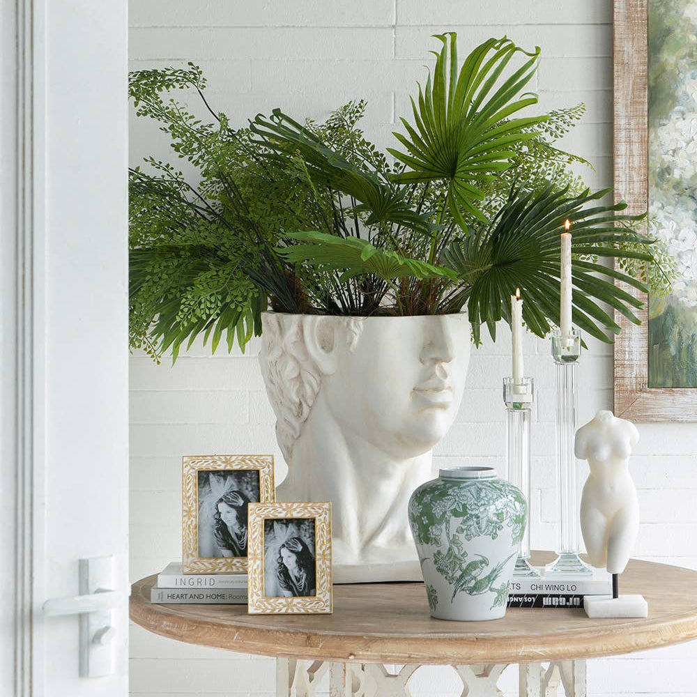 Sculptural elements on a round square table