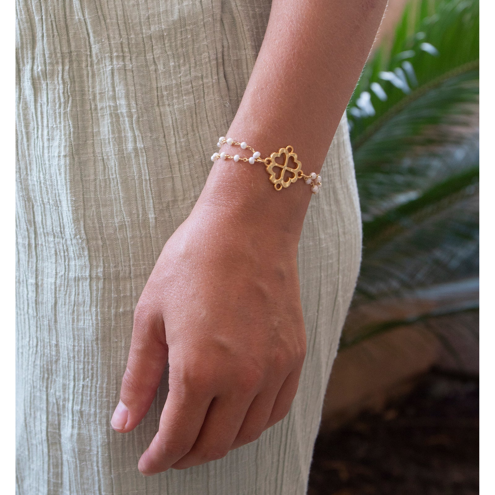 Pearl bracelet with gold pendant