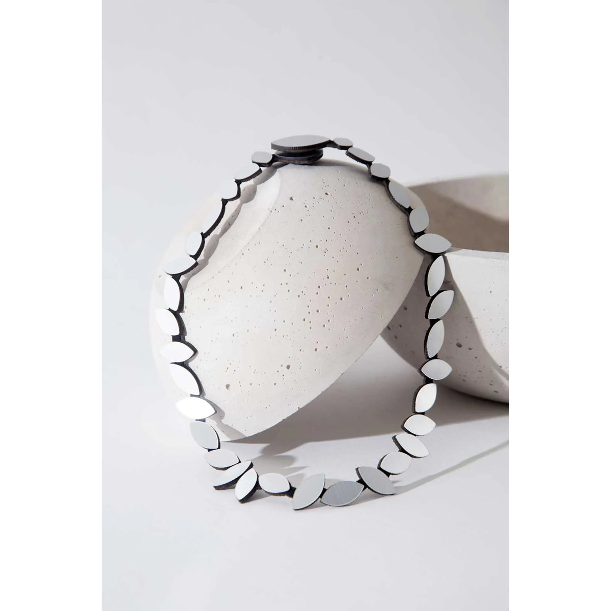 Kate Leaves Round Necklace