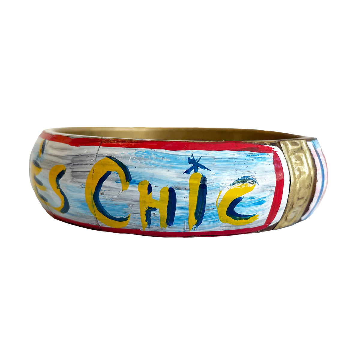 Bangle with &#39;Tres Chic&#39; text on a white background